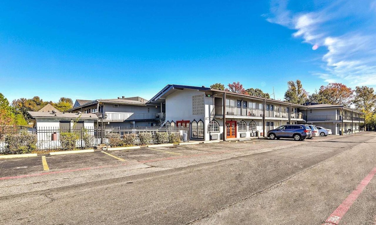 Shreveport Apartment | King Bed Accessible| Walkin