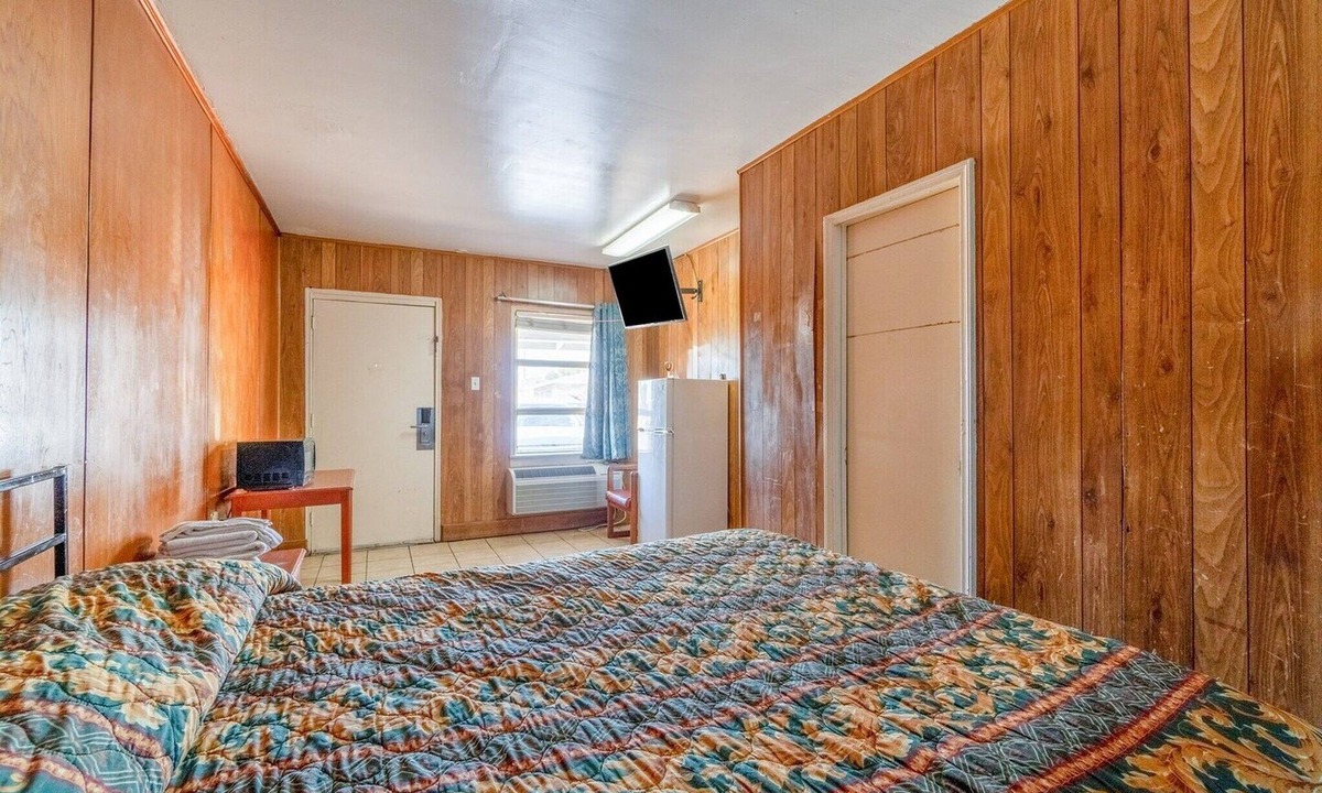 Central City Apartment | King Bed with Kitchenette Non-Smoking