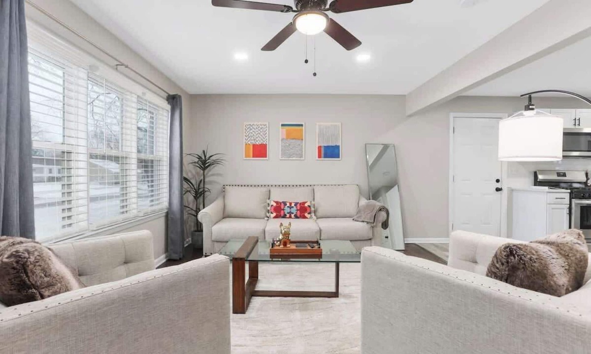 Lee's Summit House | King Beds Sleeps8 Arcade great location!