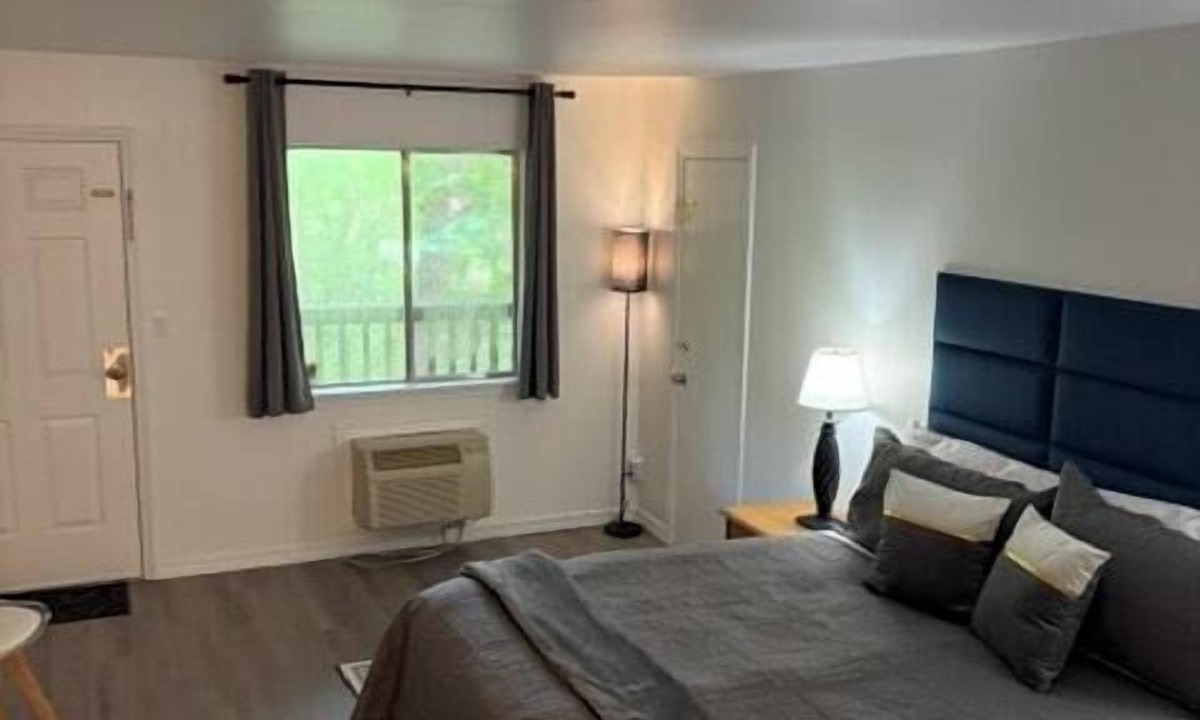Eureka Springs Historic District Hotel | King suite #19 at Glory Dayz!