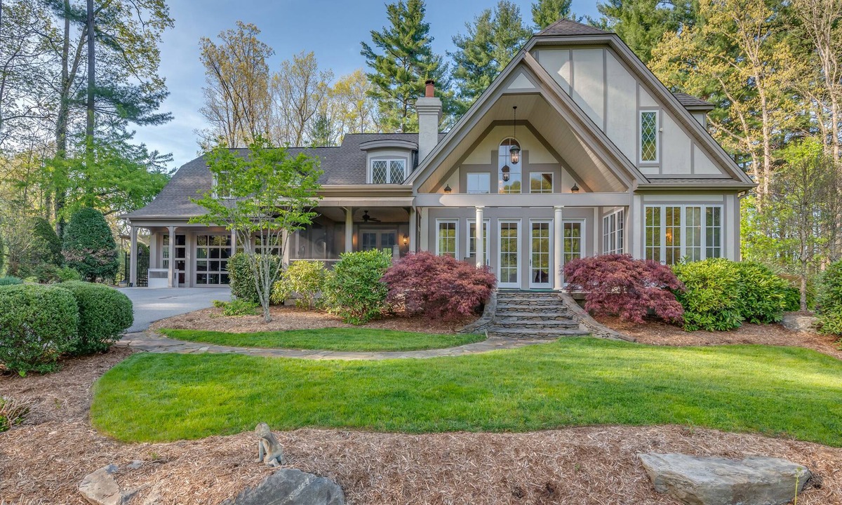 Hendersonville House | Kinloch Place | Luxury Hendersonville Estate with Hot Tub, Pickleball Court & Historic Log Cabin