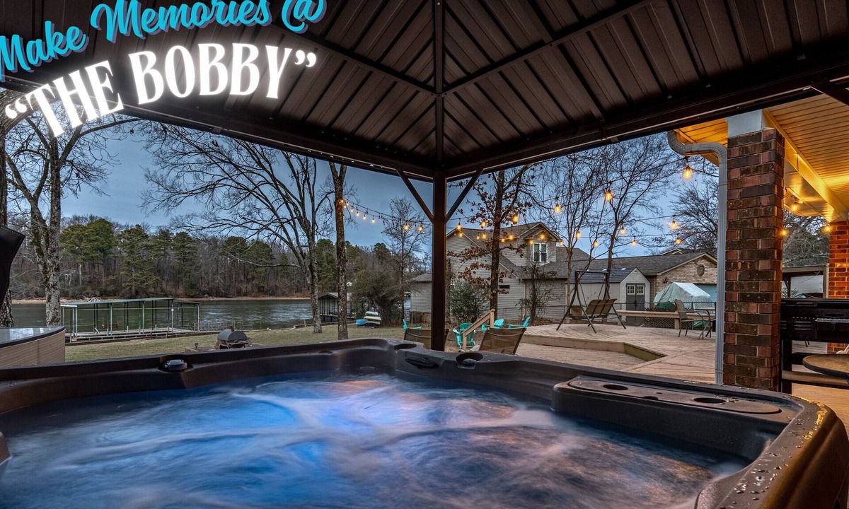Lake Hamilton House | Lake Hamilton Home, Hot Tub, Firepit, Kayaks, Pedal Boat, Boat Dock. "The Bobby"