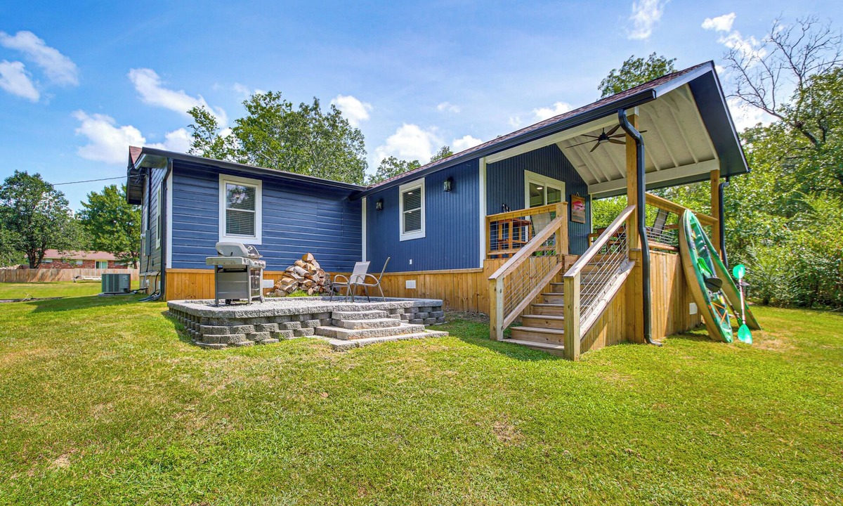 Rockwell House | Lake Hamilton Retreat w/Kayaks & Spacious Yard!