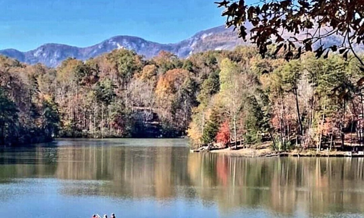 Lake Lure Cabin | Lake Lure -Stunning, huge, Walk to Lake/BEACH/River/pet/canoes, kayaks
