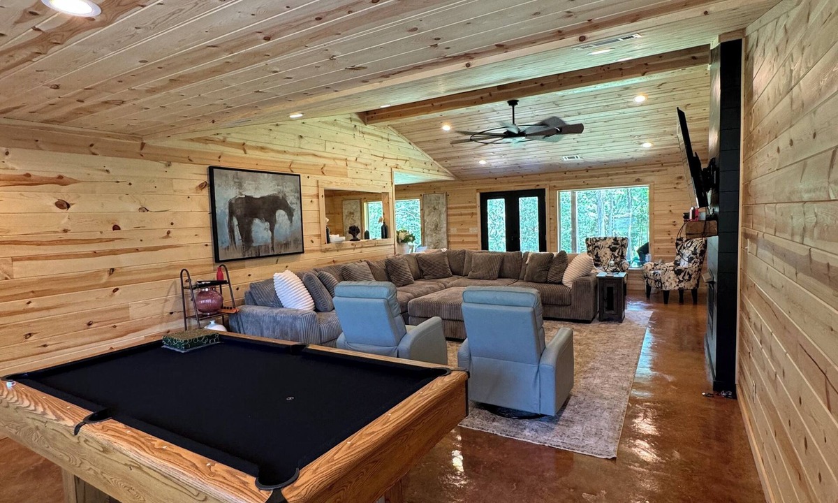 Higden House | Lakefront 4 BR, Pool table, Ping Pong table, WIFI, Smart TV in Every Room!