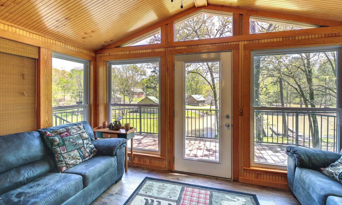 Mid America Cottage | Lakefront Arkansas Home w/Dock & Sunroom