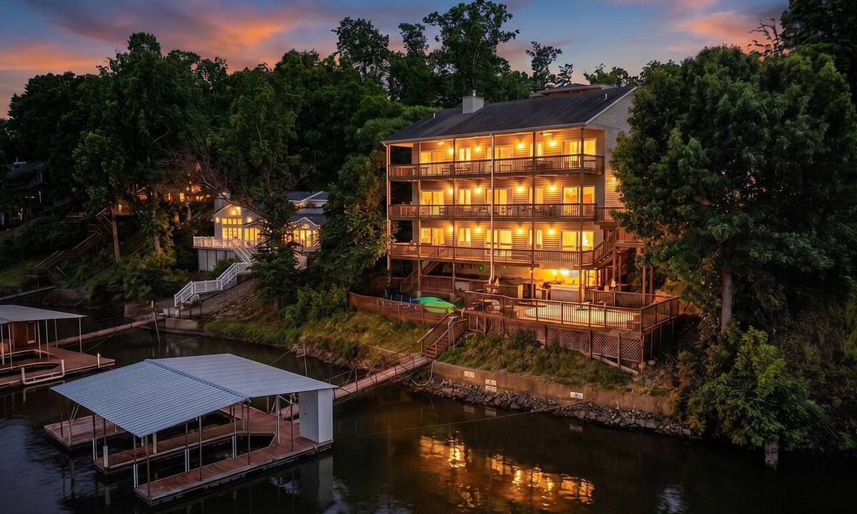 Lake of the Ozarks House | Lakefront Ozarks Home: Tiki Bar, Pool, Deck, Views