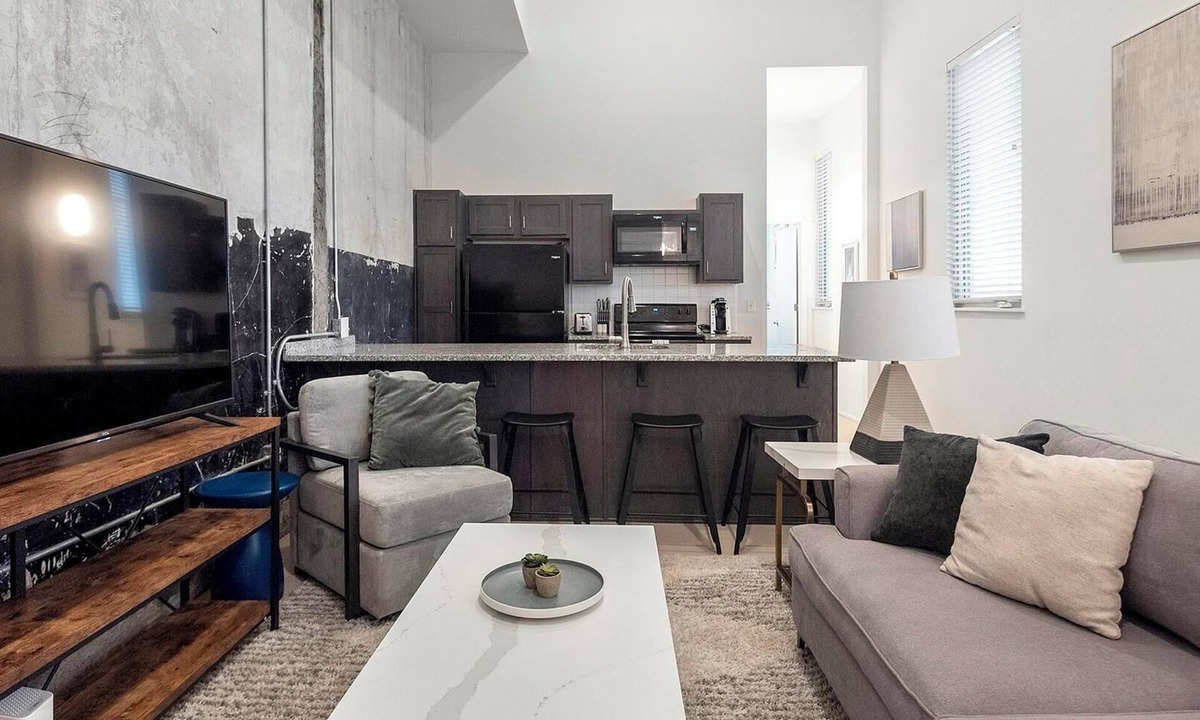 Downtown Memphis Apartment | Landing | Spectacular 1BD, Gym, Courtyard