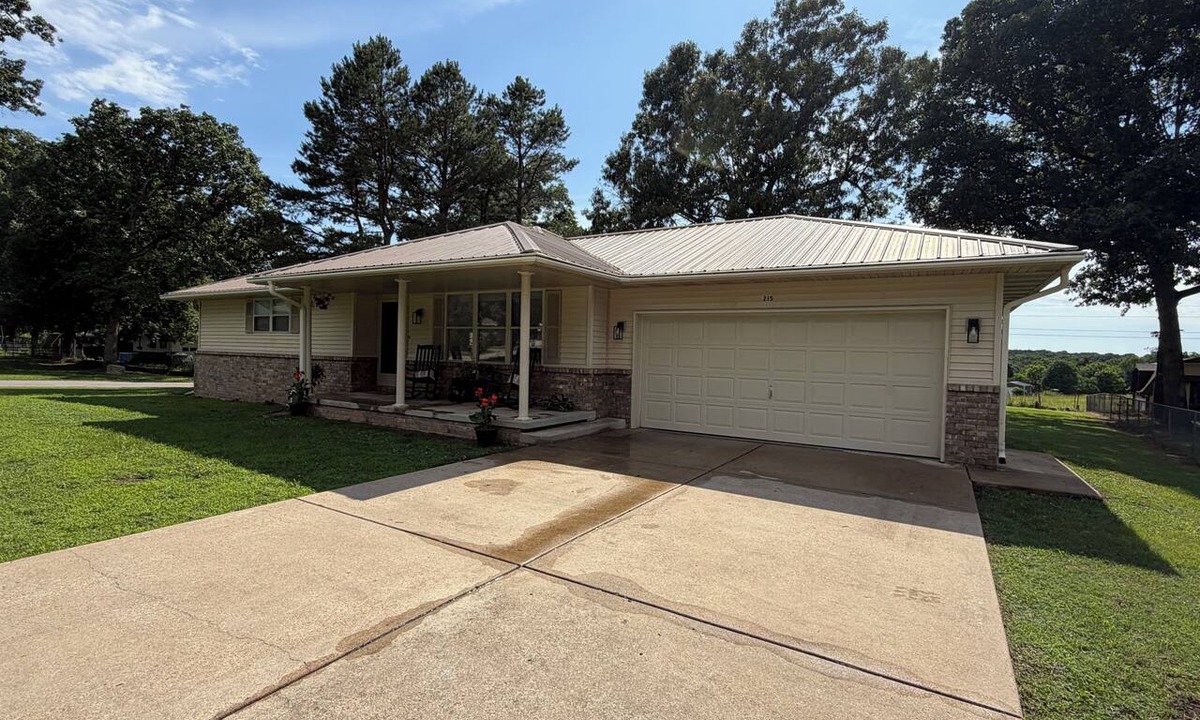 Mountain Home House | Lovely 2-bedroom house minutes form Lake Norfork.