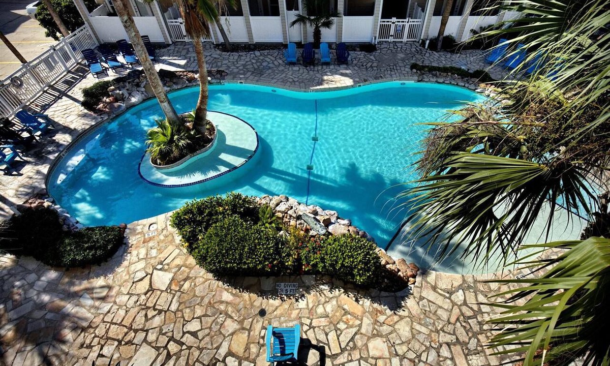 Corpus Christi Condo | Luxurious Townhome Overlooking Tropical Pool