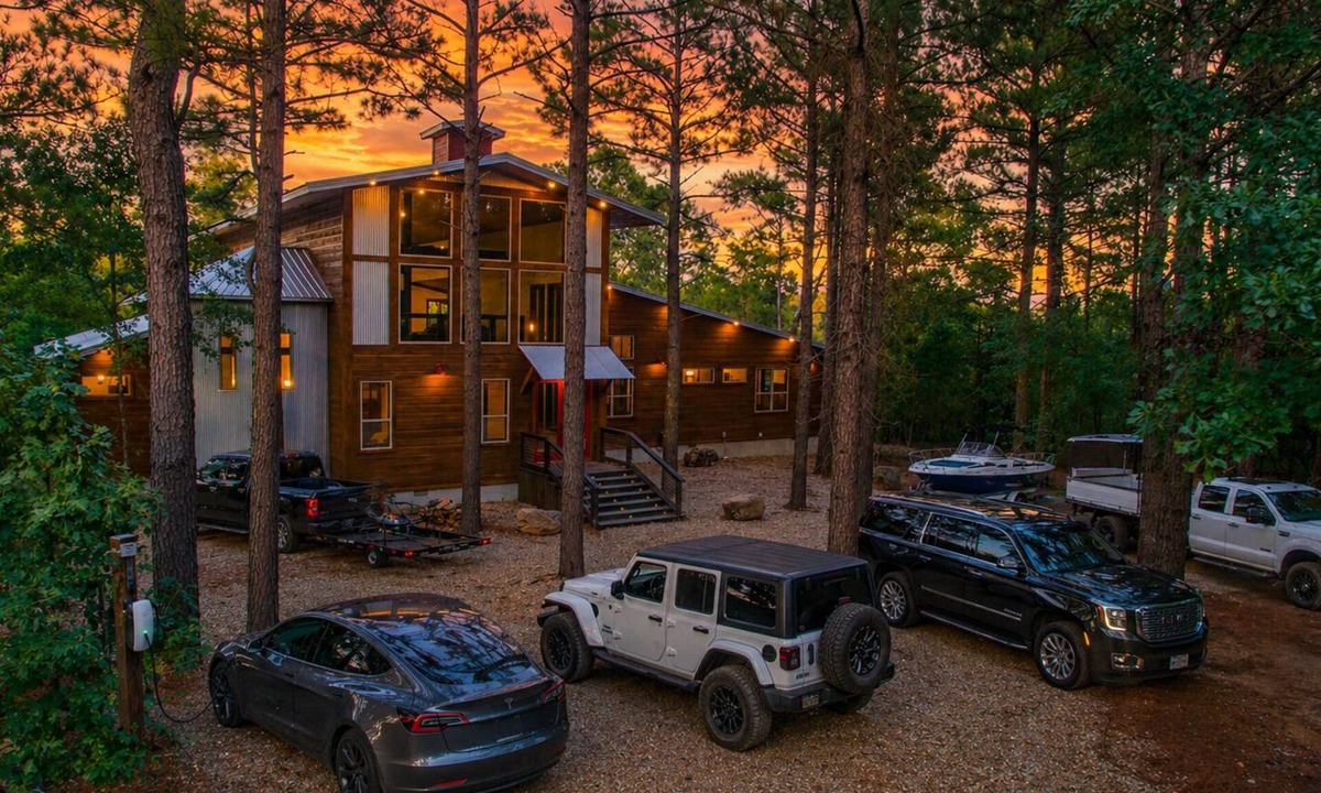 Hochatown Cabin | Luxury Cabin Sleeps 22 | Hot Tub | 2 Game Rooms | Near Broken Bow Lake