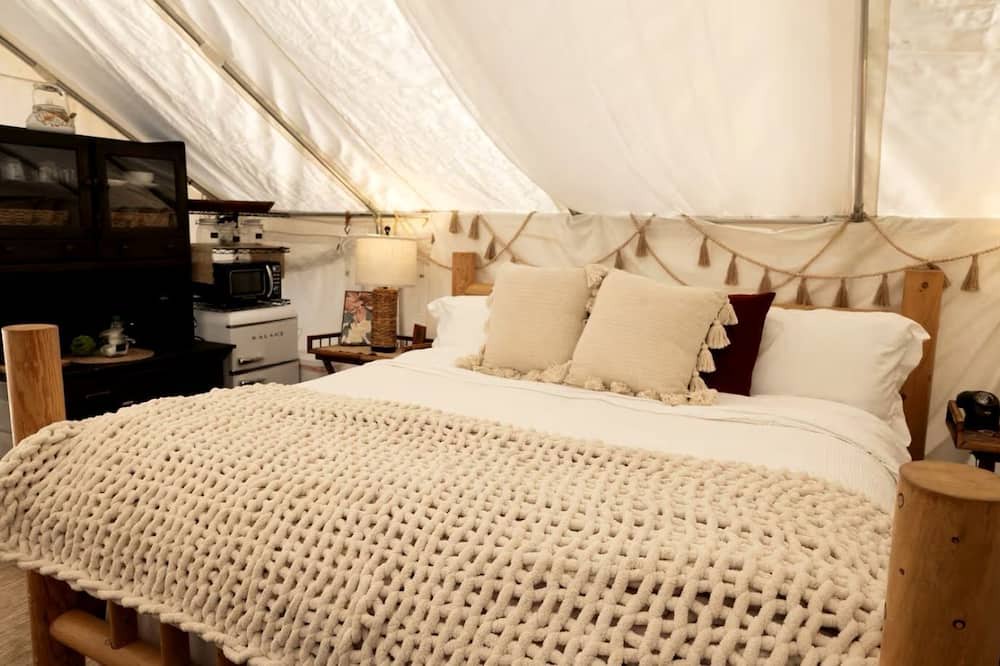 Honey Grove RV Rental | Luxury Safari Tent with Outdoor Clawfoot Tub and Firepit, Near Honey Grove, Texas