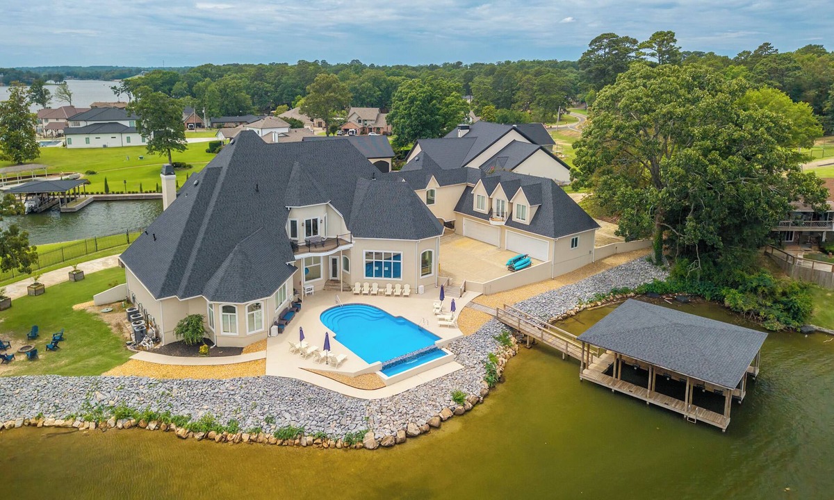 Rockwell House | Marlin Houzz: Lake Estate with Infinity Pool!