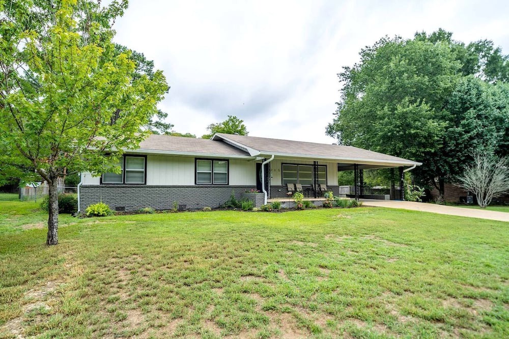 Hot Springs House | Mid-Century Modern Retreat with Fire Pit & Fenced Yard in Hot Springs, AR