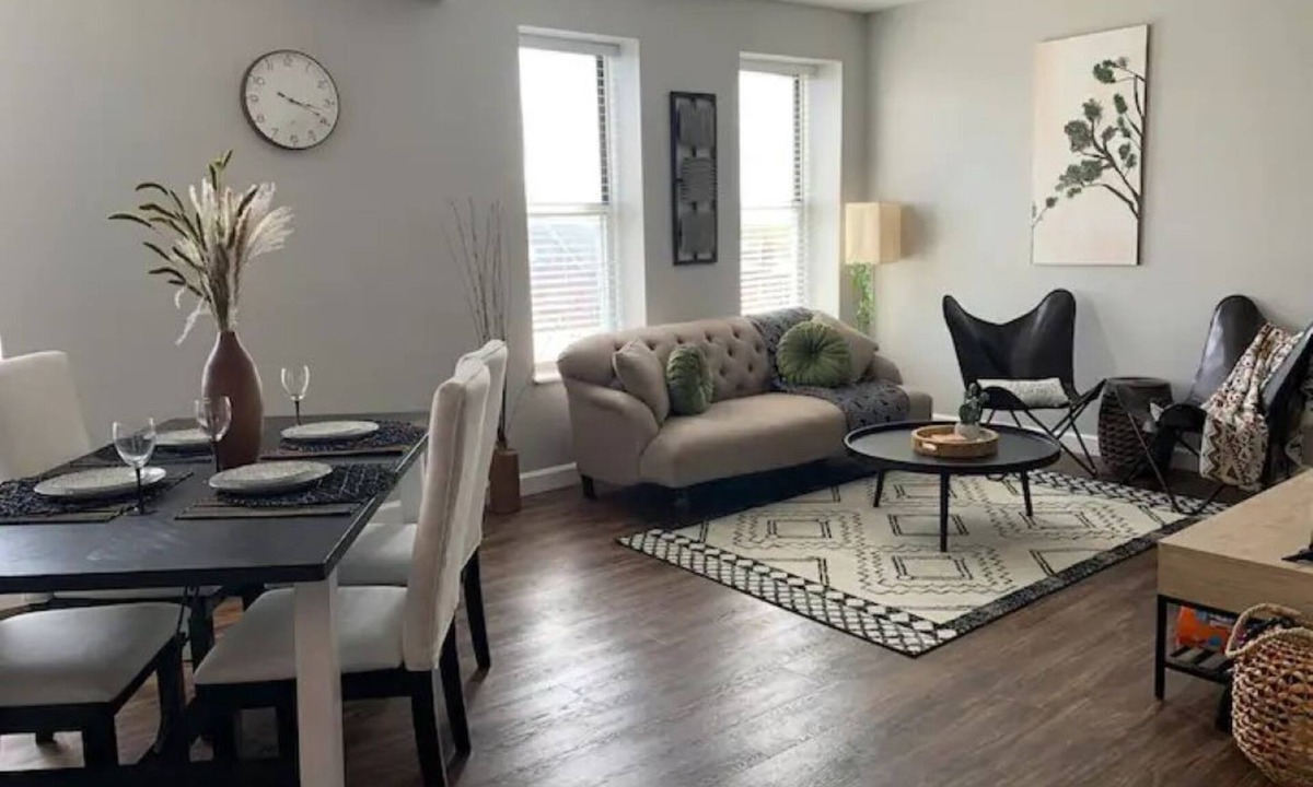 Shaw Apartment | Modern 2nd Floor Duplex Near Arenas, Hospitals, Universities & Major Attractions