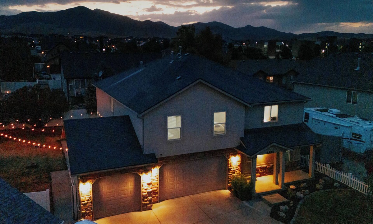 West Jordan House | Modern 5BR Getaway Sleeps Large Groups Near Ski & City
