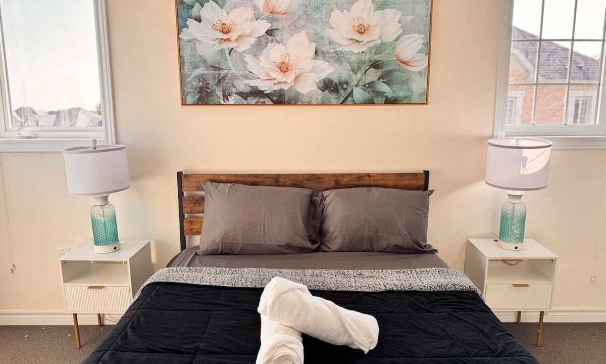 Mount Pleasant House | Modern Brampton Home | 3 BR 2.5 WR | Free Parking