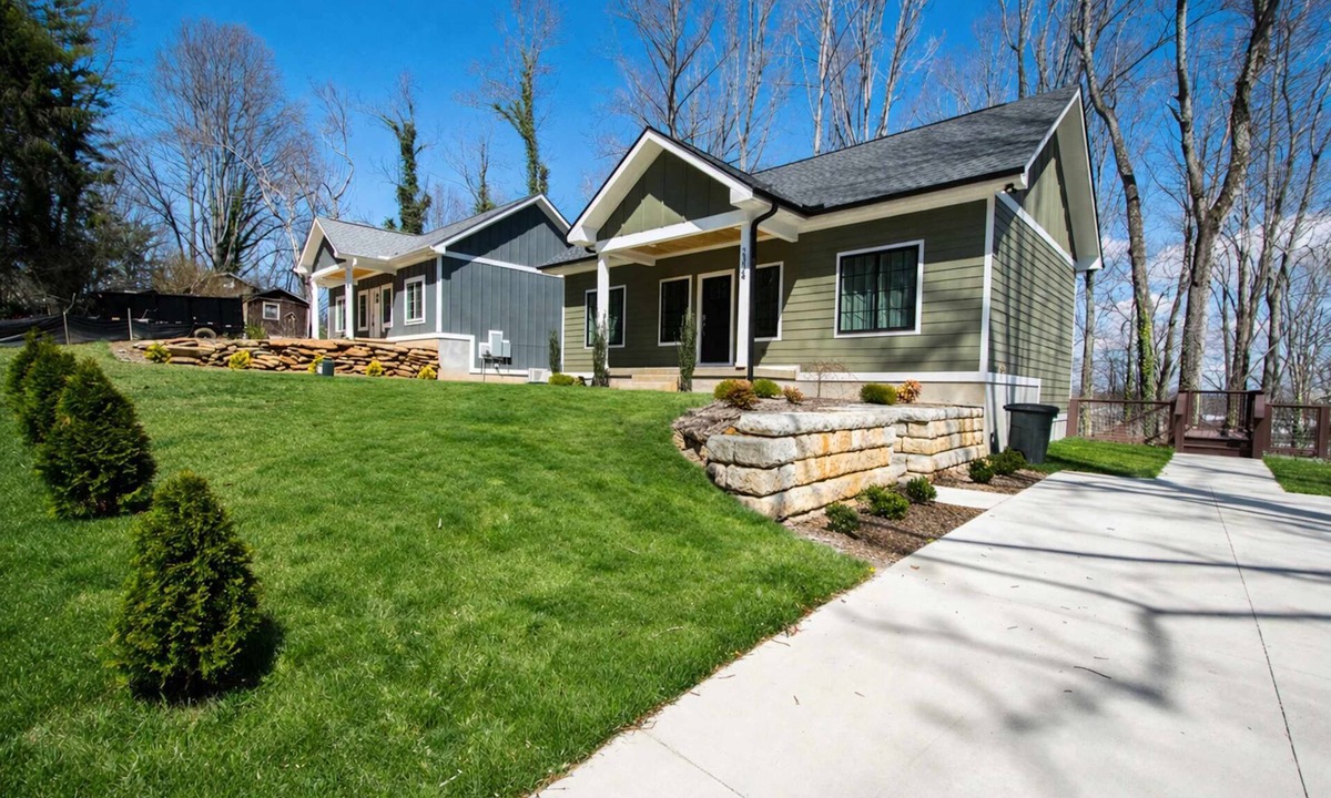 Balfour House | Modern Upper Retreat w/Free Tix | Deck + 2 Suites