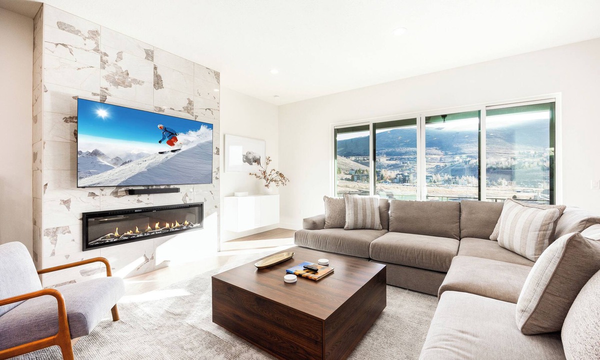 Deer Mountain House | Mountain Luxury, Private Hot Tub & Grill, Close to Slopes, Minutes to Historic Main Street!