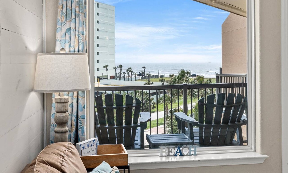 Galveston Condo | NEW Heated Pool & Hot Tub! Updated Condo w W/D