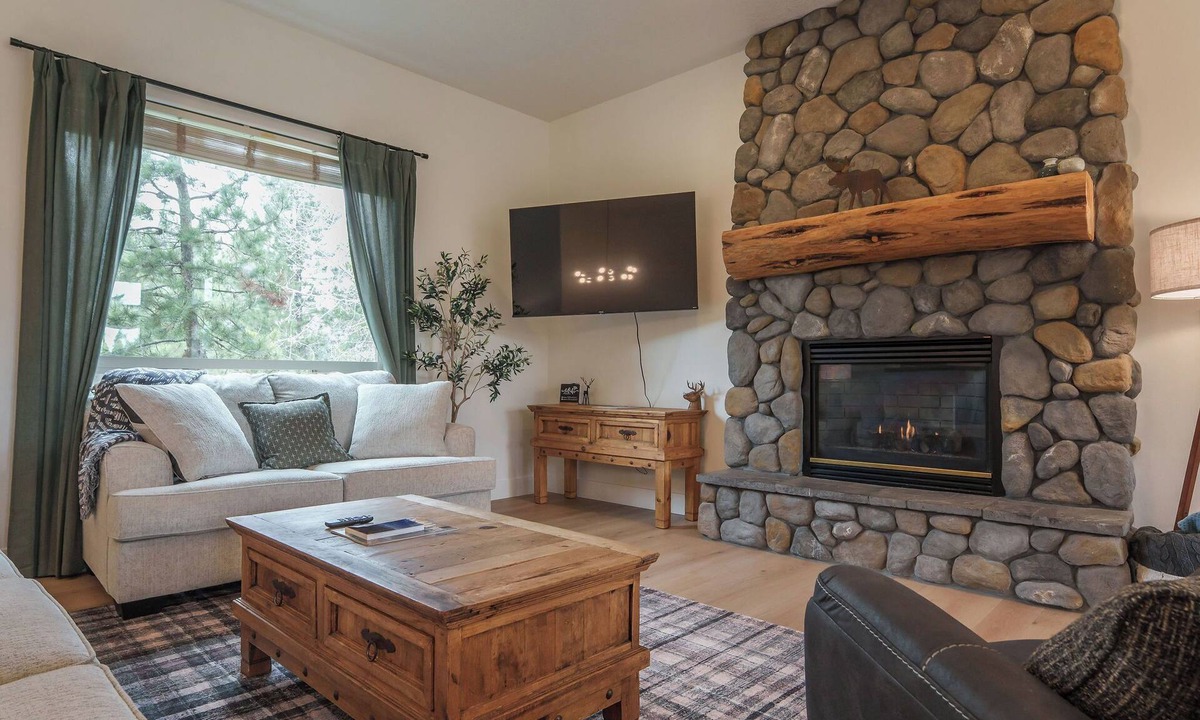 Deer Park House | New! ~ Hot Tub ~ Deck ~ 12 SHARC Passes ~ 8 Bikes