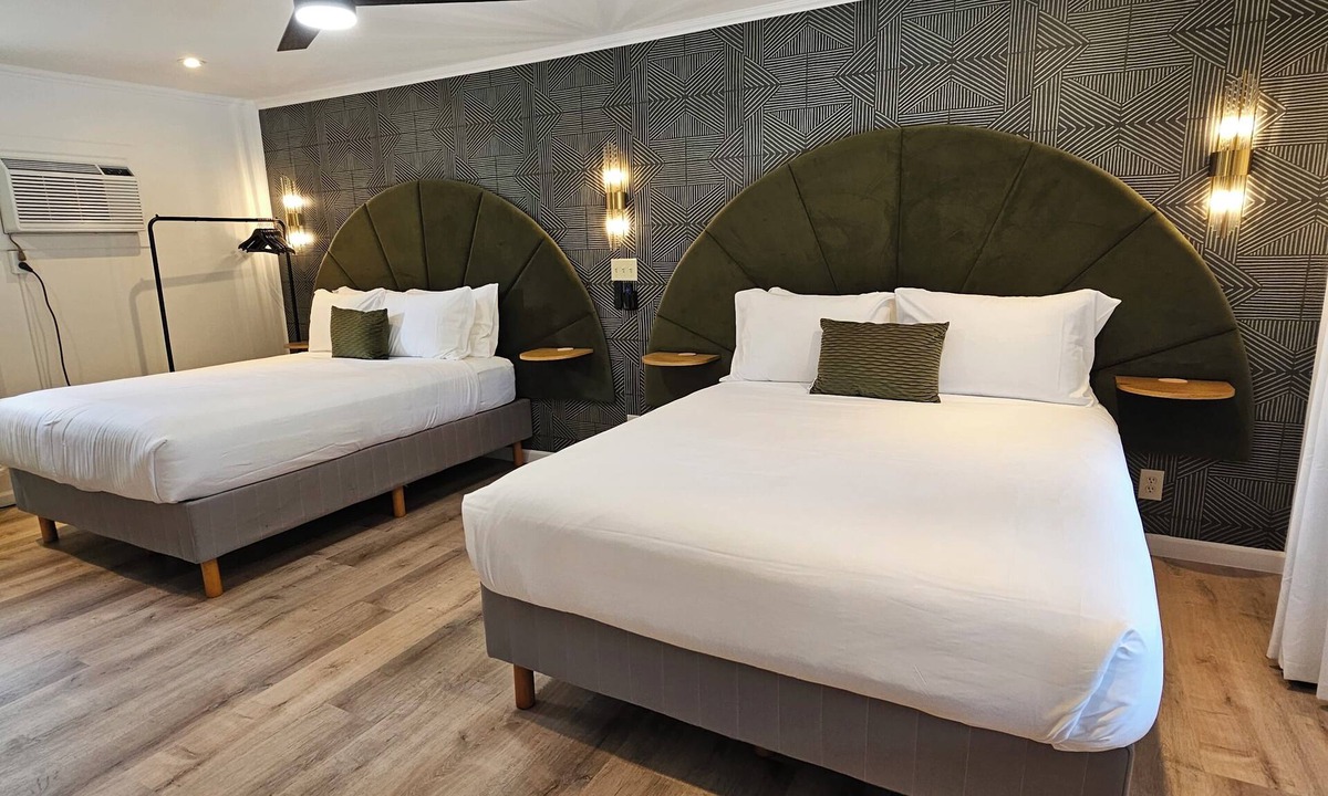Hendersonville Hotel | Newly-renovated Double Queen Hotel Room