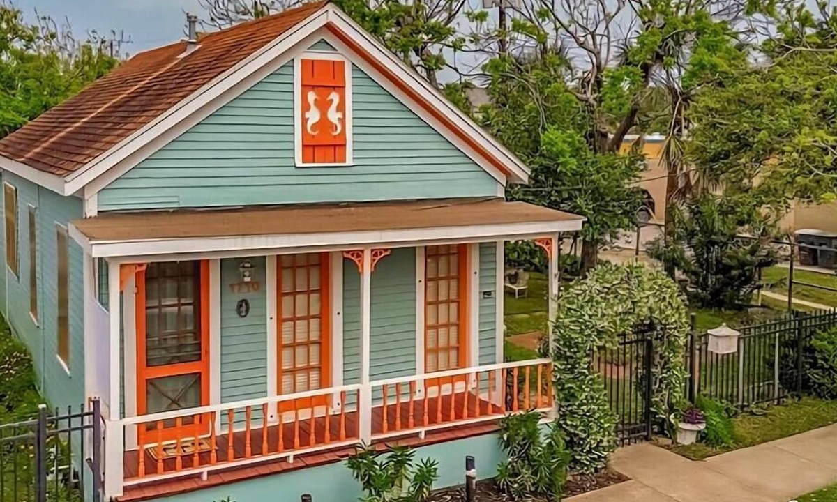 San Jacinto Cottage | Notable Galveston Cottage/Steps to Seawall Beaches, Sunrises & Local Fun