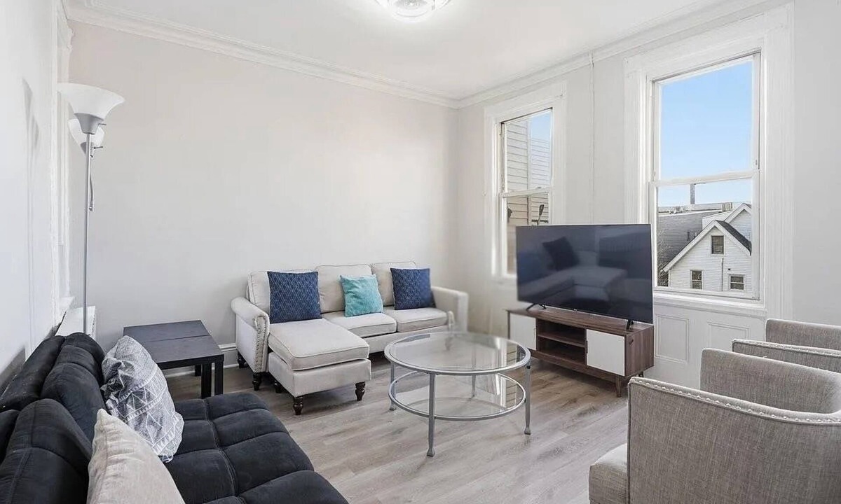 Union City Apartment | NYC Skyline Views - 3BR for 8 - Walk to Transit - Low Price