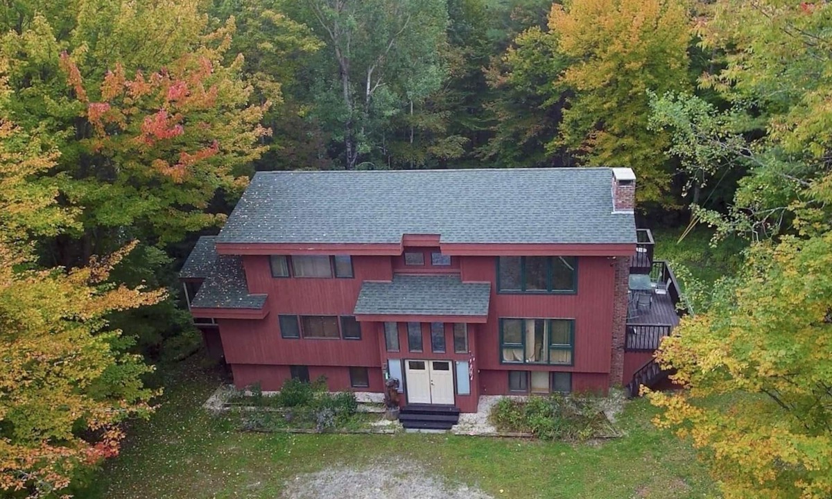 Ludlow House | OKEMO VACATION HOUSE, HOT TUB, CENTRAL AIR 6 Bdrm (2 K, 3 Q, 1 bunk), sleeps 14