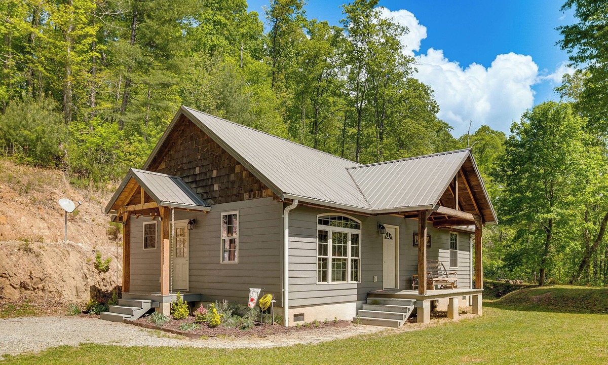 Marshall House | On 18 Acres! Secluded Leicester Home w/Fire Pit
