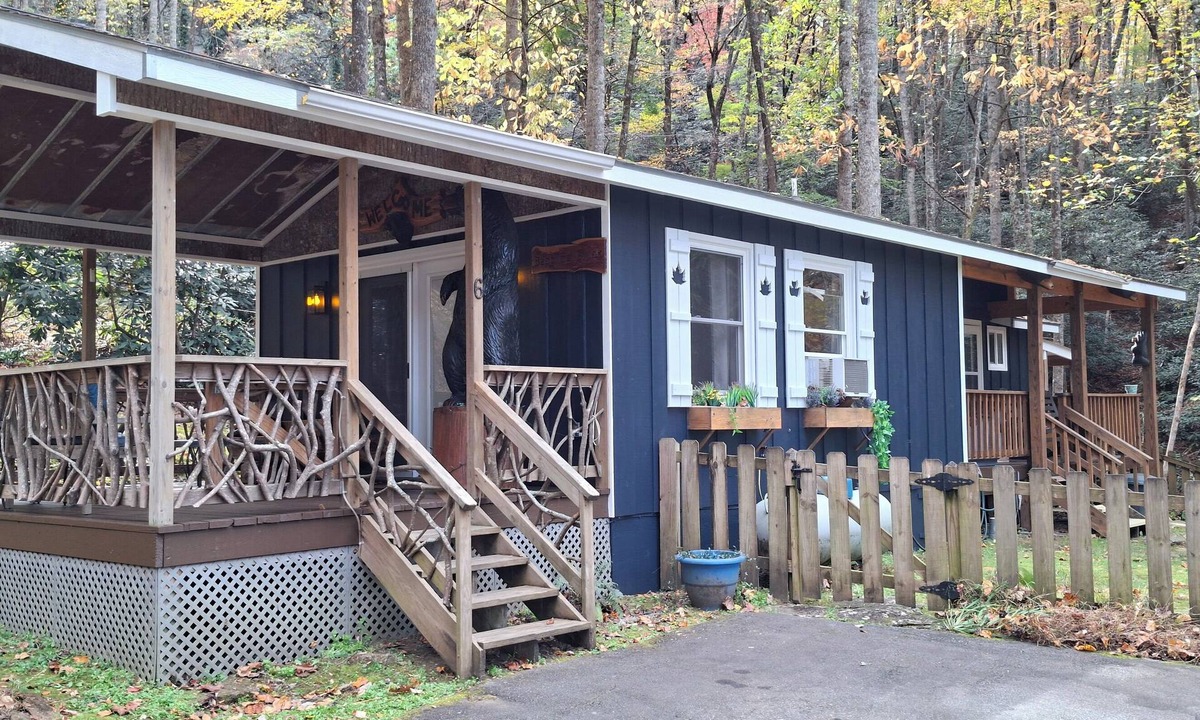Penrose Cabin | On Babbling Brook - Hot Tub - Grill - Fireplace - WiFi - Fenced - Pets OK