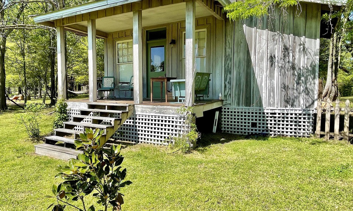 Shaw Cottage | Peacock in the Delta/Private cottage on prettiest farm in Mississippi Delta