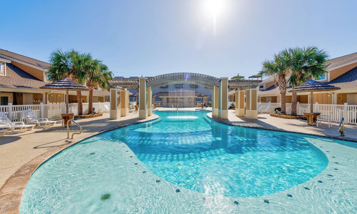 Corpus Christi House | Pet-Friendly Beach Getaway | 2 Heated Pools & Walk to Beach