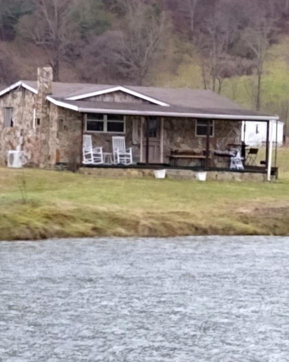 Barnardsville House | Pet friendly rustic cabin with views 26 min to downtown Asheville