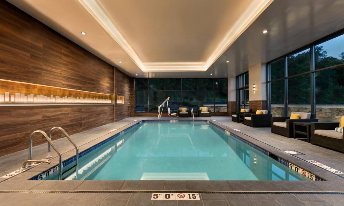 Berkeley Heights Hotel | Pet Friendly Stay w/3 Relaxing Units! Indoor Pool, Free Breakfast & Parking!
