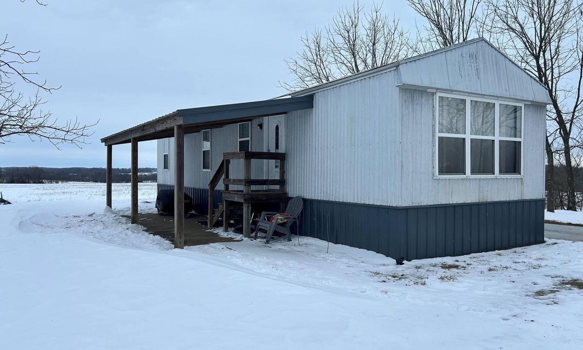 Daisy House | Pleasant 2-bedroom mobile home with AC /heat in Friedheim 2 Queen beds 1 Bath.