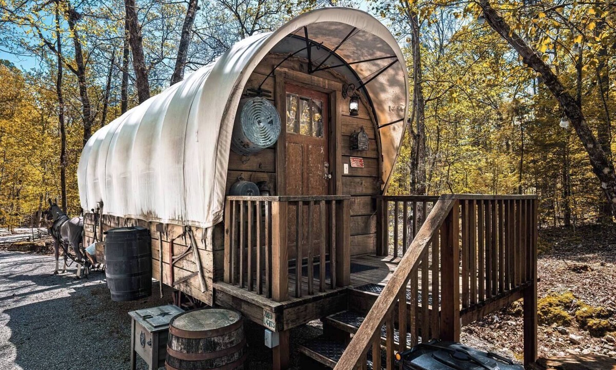 Hot Springs Cabin | Prairie Palace Covered Wagon at Fox Pass Cabins