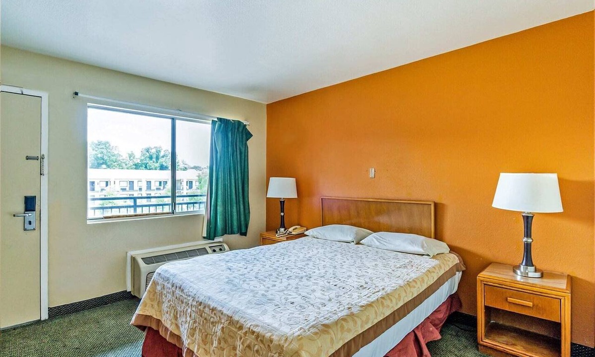 Shreveport Apartment | Premium Queen Bed Smoking
