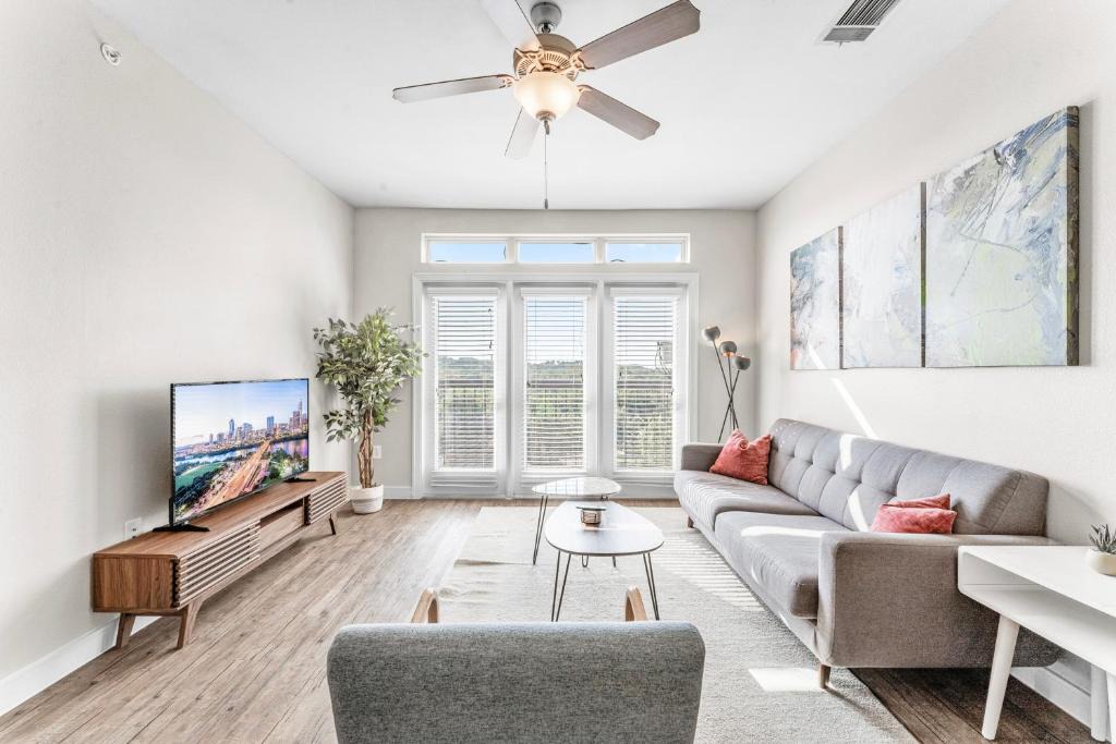 South Congress Apartment | Prime SoCo King Bed 1BR & 2BR Suites w Gym, Pickleball, Laundry