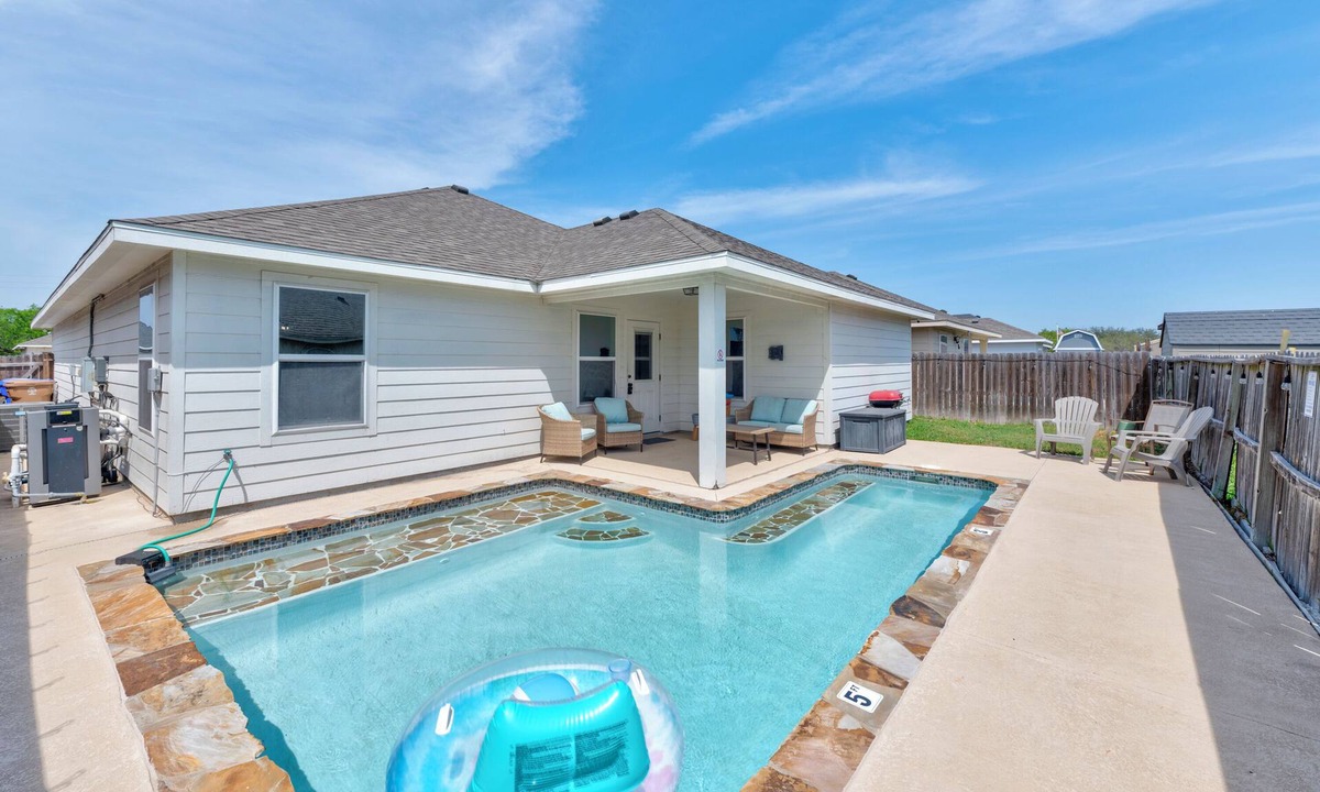 Northwest Corpus Christi House | PrivatePool+Near Airport+Spacious 3 BDR+Extd Stay