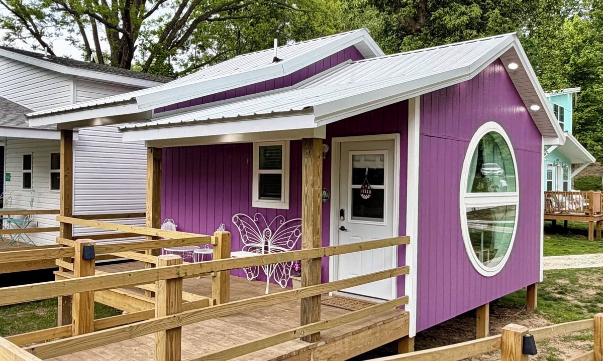 Cape Girardeau Apartment | Purple Tiny House with Fire pit & Nature