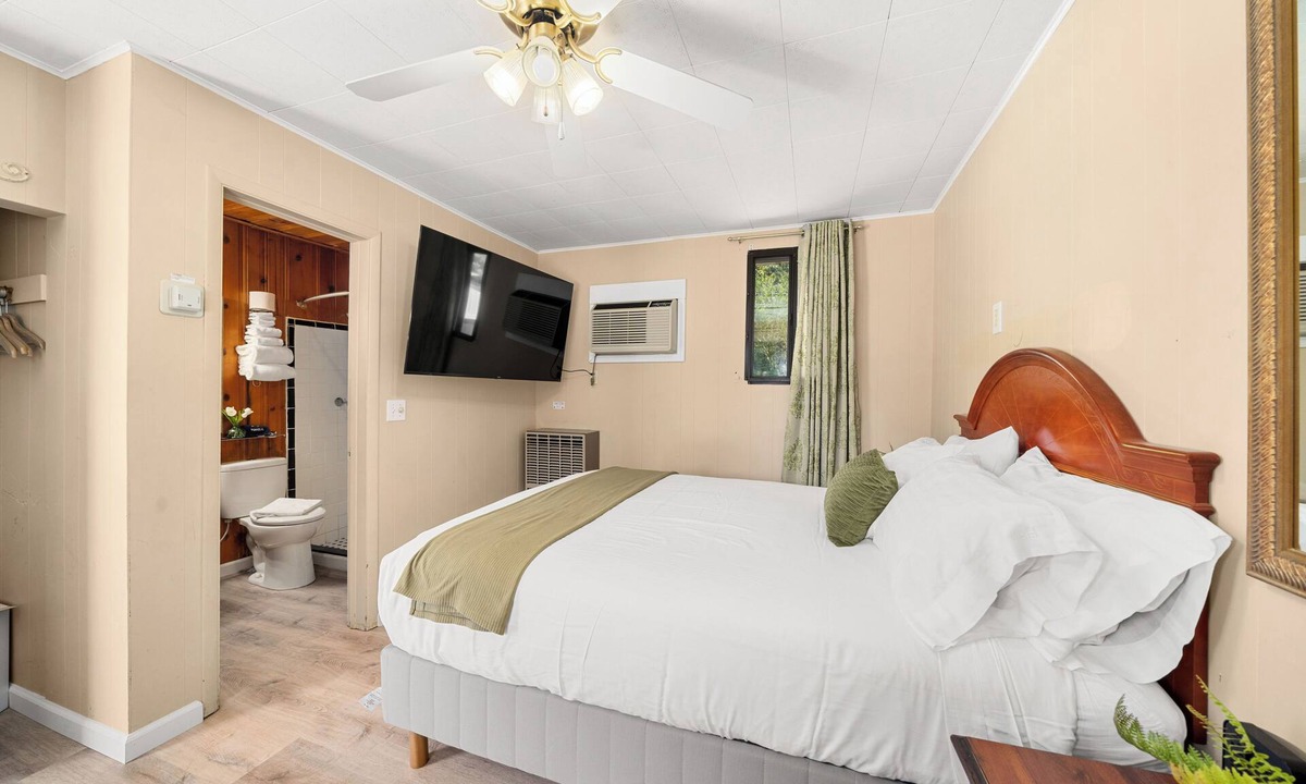 Hendersonville Hotel | Queen Hotel Rm 5 mins to Downtown Hendo/Flat Rock