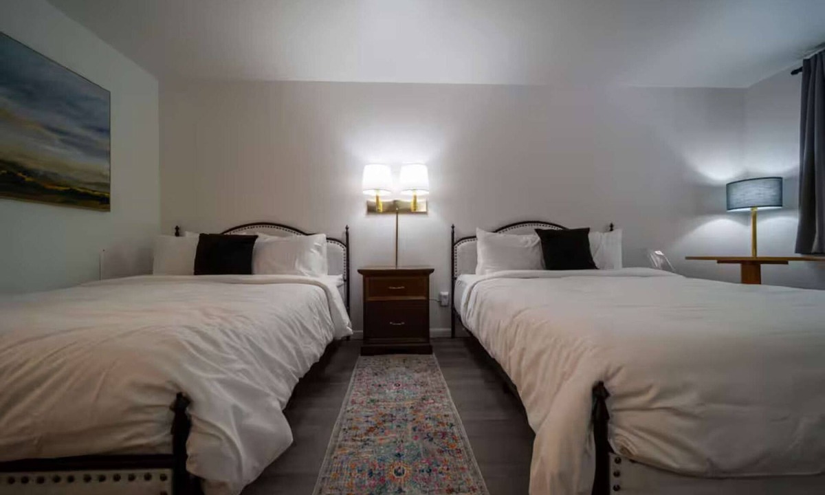Eureka Springs Historic District Hotel | Queen Suite #8 at Glory Dayz!