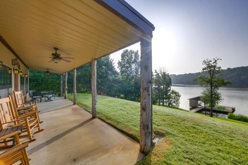 Gladewater House | Quiet Lake Gladewater Getaway w/Dock & Kayaks!