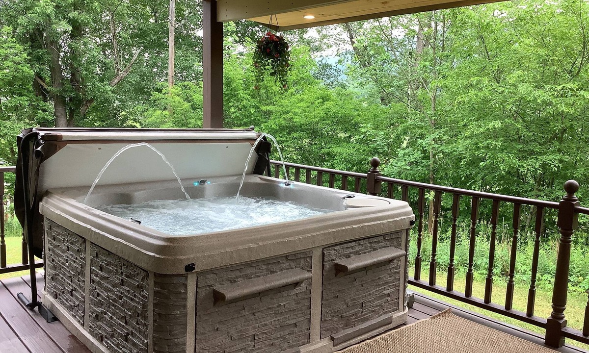 Windham House | Red Fox Townhouse miniature golf & spa hot tub, corn hole, fire pit & BBQ grill