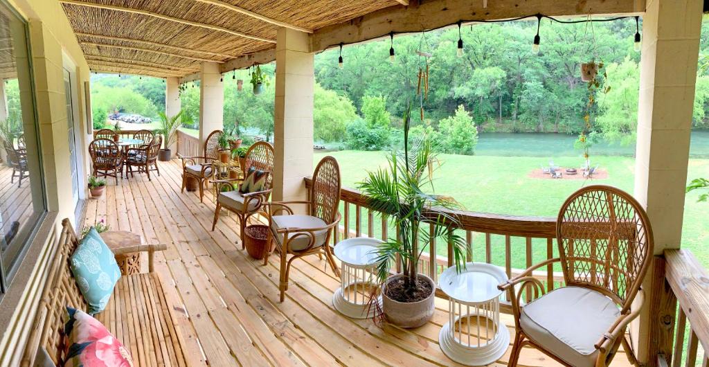 New Braunfels House | River-front Bungalow - 2br Bohemian-style Cottage
