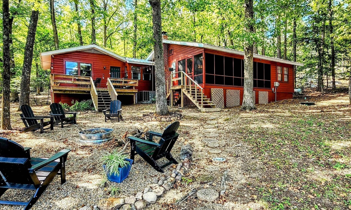 Jones Mills Cabin | Roddy's Roost Lakefront Cabin - Hot Springs AR