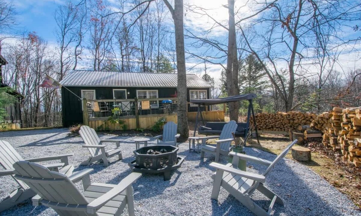 Hendersonville Cabin | Rustic Awesome 4BR Lodge w/Game Room & Fire Pit | Free Tickets