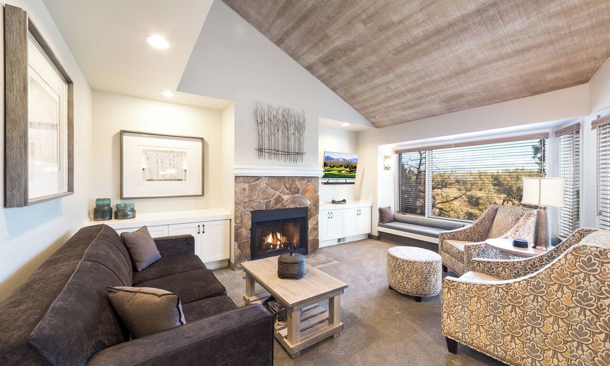 Redmond Cabin | Rustic Retreat Perfect for Peaceful Stay | Pools and Scenic River Walks Access