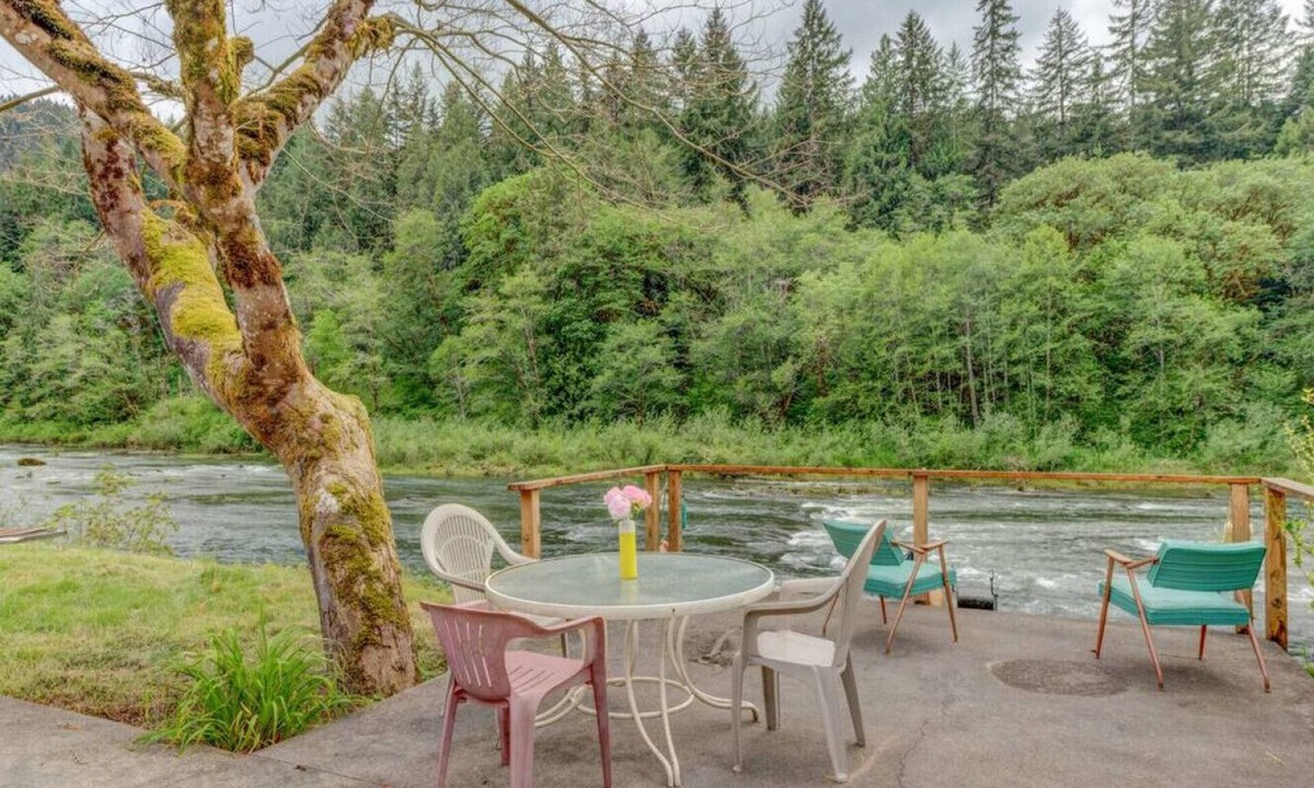 Oregon Coast Cabin | Rustic riverfront cabin near Florence